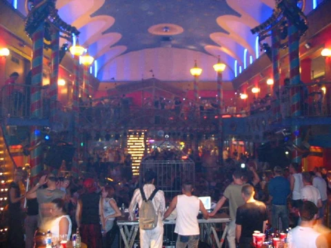 Historischer Blick in den Saal mit Galerien